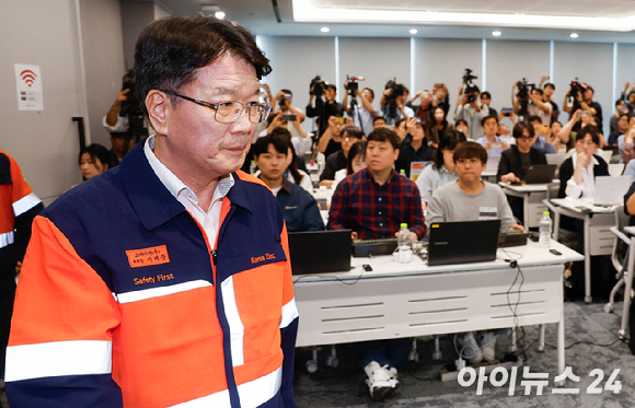 고려아연이 지난달 24일 오전 서울 종로구 그랑서울에서 MBK·영풍과의 경영권 분쟁에서 비롯된 공개매수에 반발하며 기자회견을 개최, 이제중 고려아연 부회장이 입장하고 있다. [사진=정소희 기자]