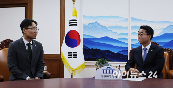 임광현 신임 대통령 비서실장이 21일 여의도 국회를 방문, 조정식 국회의장을 예방하고 있다. [사진=곽영래 기자]
