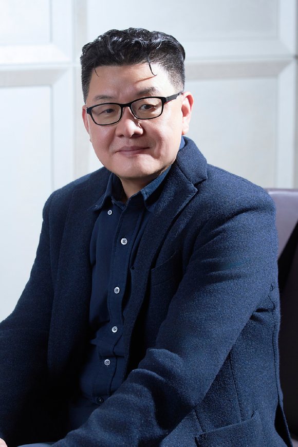 양우석 감독이 영화 '대가족' 인터뷰에서 포즈를 취하고 있다. [사진=롯데엔터테인먼트]