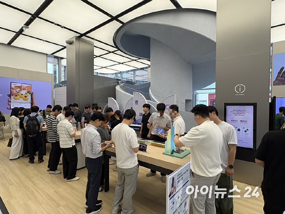 갤럭시 Z 폴드8 시리즈 사전판매 첫날인 28일 서울 서초구 삼성 강남 오픈 전 방문객들이 줄을 서 있다. [사진=권서아 기자]