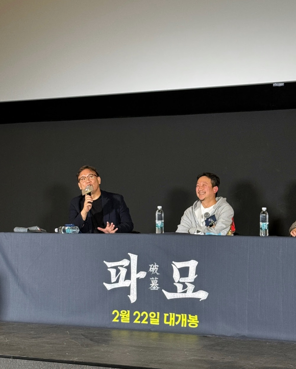 김성수 감독과 장재현 감독이 영화 '파묘' GV에서 대화를 나누고 있다. [사진=(주)쇼박스]