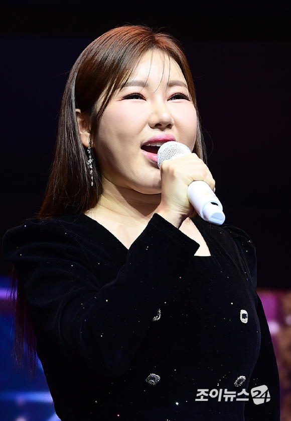 가수 송가인이&nbsp;11일 오후 서울 강서구 등촌동 스카이아트홀에서 열린 정규 4집 '가인;달' 발매 기념 쇼케이스에 참석해 '평생' 무대를 선보이고 있다. [사진=정소희 기자]