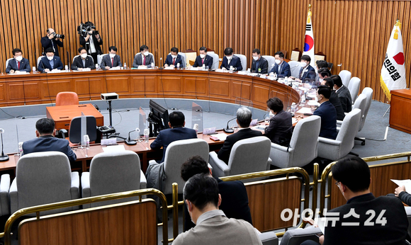 이준석 국민의힘 대표가 22일 서울 여의도 국회에서 열린 국민의힘 시도당위원장 연석회의에서 모두발언을 하고 있다. [사진=김성진 기자]