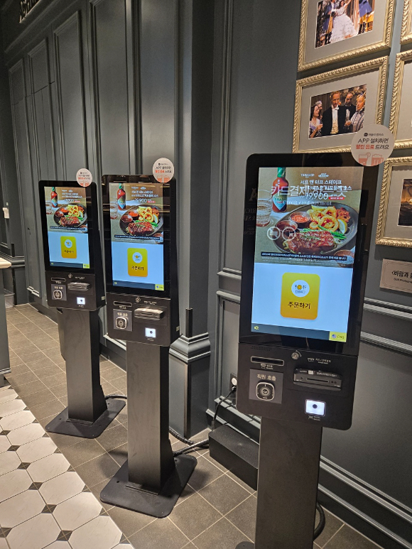 애슐리퀸즈에 도입된 서빙로봇. [사진=이랜드이츠]