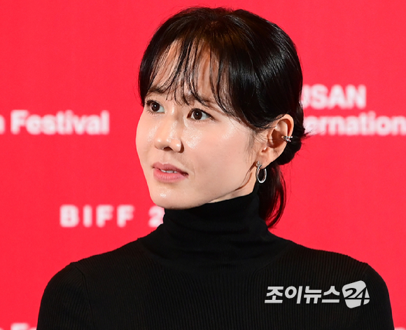 배우 손예진이 17일 오후 부산광역시 해운대구 영화의 전당에서 열린 제30회 부산국제영화제 개막작 영화 '어쩔수가 없다' (감독 박찬욱) 기자회견에 참석하고 있다. [사진=정소희 기자]