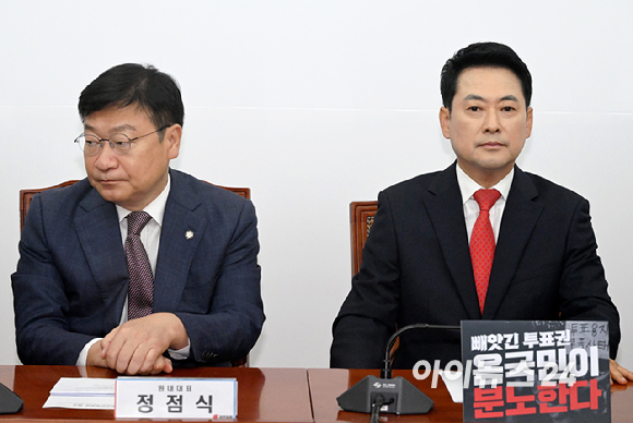 국민의힘 장동혁 당대표와 정점식 원내대표가 11일 서울 여의도 국회에서 열린 최고위원회의에 참석하고 있다. [사진=곽영래 기자]