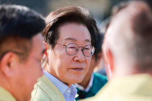이재명 대통령이 30일 강원 강릉시 성산면 오봉저수지를 방문해 가뭄 대응 추진 상황을 점검하고 있다. 2025.8.30 [대통령실통신사진기자단] [사진=연합뉴스]