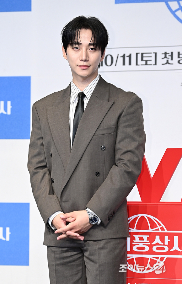 배우 이준호가 1일 오후 서울 구로구 더링크서울 트리뷰트 포트폴리오 호텔에서 열린 tvN 새 토일 '태풍상사' 제작발표회에서 포토타임을 갖고 있다. [사진=곽영래 기자]