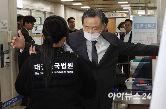 허영인 상미당홀딩스 회장이 29일 오전 서울 서초구 서울중앙지방법원에서 열린 노동조합및노동관계조정법위반 등 혐의 재판에 출석하고 있다. [사진=곽영래 기자]