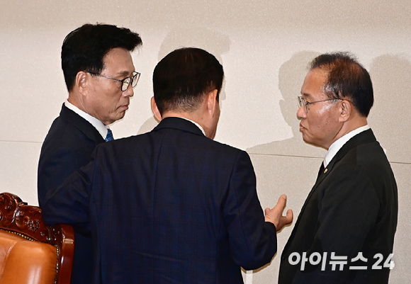 지난해 6&middot;1 지방선거 사전투표 첫 날(5월 27일) 서울 용산구 이태원제1동 사전투표소에서 유권자들이 투표함에 투표용지를 넣고 있다. [사진=아이뉴스24DB]