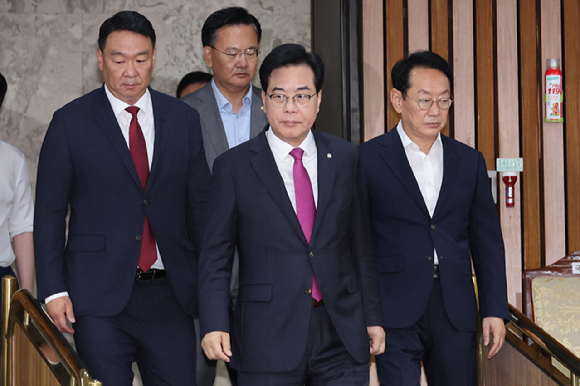 국민의힘 송언석 원내대표와 김도읍 정책위의장, 정희용 사무총장, 유상범 원내수석부대표가 2일 서울 여의도 국회에서 열린 원내대책회의에 참석하고 있다. [사진=연합뉴스]