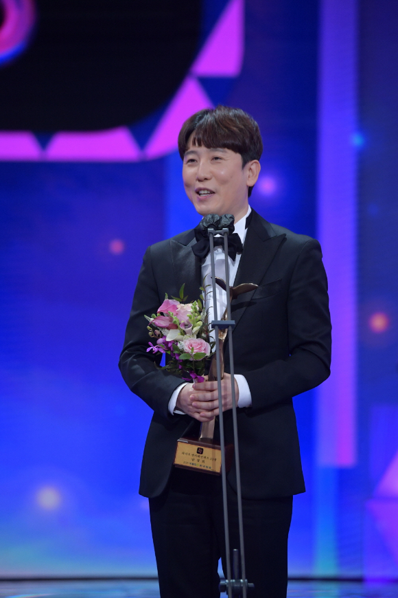 방송인 남창희가 25일 오후 서울 여의도 KBS에서 열린 '2021 KBS 연예대상'에서 수상을 한 후 수상소감을 전하고 있다. [사진=KBS]