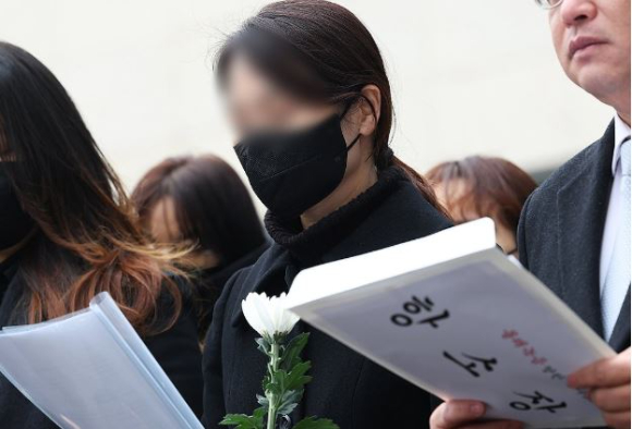 지난해 2월 1일 웹툰 작가 주호민이 경기도 수원시 영통구 수원지방법원에서 열린 주 씨의 아들을 정서적으로 학대한 혐의로 기소된 특수교사 A씨 1심 선고 공판이 끝난 후 취재진 질문에 답하고 있다. [사진=연합뉴스]