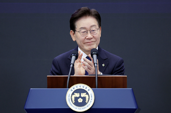 이재명 대통령이 30일 광주 김대중컨벤션센터에서 열린 서남권 첨단산업 발전비전 국민보고회에서 축사에 앞서 김영록 전남지사와 강기정 광주시장에게 박수를 보내고 있다. 2026.6.30 [사진=연합뉴스]