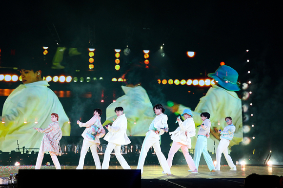 방탄소년단이 지난달 27~28일과 12월 1일 열린 콘서트 'BTS PERMISSION TO DANCE ON STAGE - LA'에서 무대를 펼치고 있다. [사진=빅히트 뮤직]
