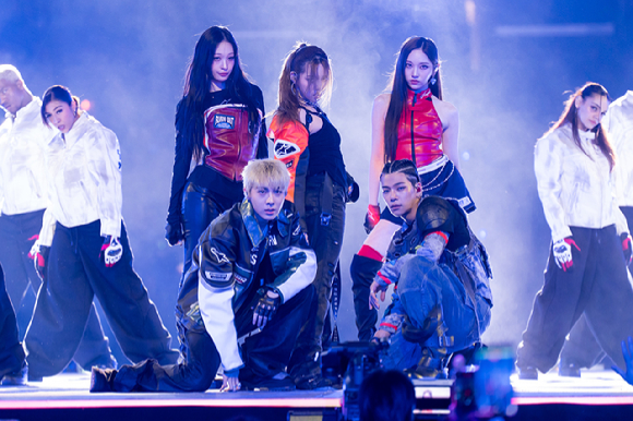 그룹 올데이 프로젝트가 지난 1일(현지시간)부터 3일까지 미국 로스앤젤레스 크립토닷컴 아레나에서 열린 K-팝 팬&아티스트 페스티벌 '케이콘 엘에이 2025(KCON LA 2025)' 무대에서 열띤 공연을 펼치고 있다. [사진=CJ ENM]