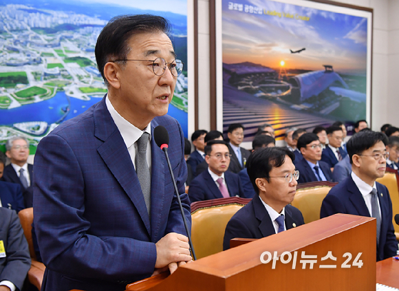 김윤덕 국토교통부 장관이 13일 오전 서울 여의도 국회에서 열린 국토교통위원회 국정감사에서 업무보고를 하고 있다. [사진=곽영래 기자]