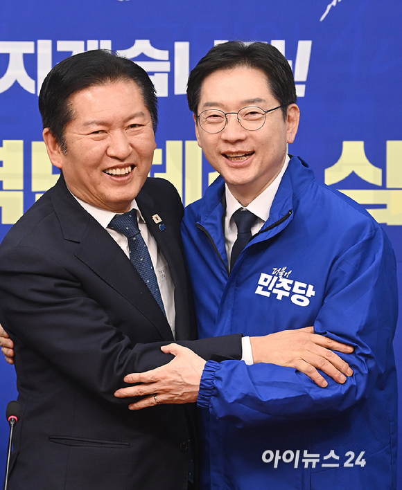 정청래 더불어민주당 대표가 5일 서울 여의도 국회에서 열린 중앙당공천관리위원회 공천 심사 발표에서 경남도지사 후보로 확정된 김경수 지방시대위원장과 기념촬영을 하고 있다. [사진=곽영래 기자]