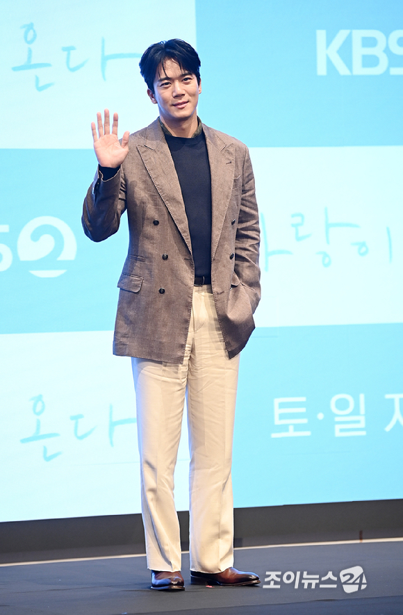 배우 하석진이 22일 오후 서울 구로구 신도림 디큐브시티 더세인트에서 열린 KBS2 주말드라마 '사랑이 온다' 제작발표회에서 포토타임을 갖고 있다. [사진=곽영래 기자]