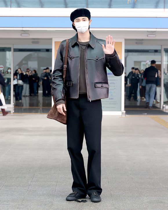 배우 변우석이 '프라다 2026 가을/겨울 남성복 패션쇼' 참석을 위해 탈리아 밀라노로 출국하기 전 포즈를 취하고 있다. [사진=프라다]