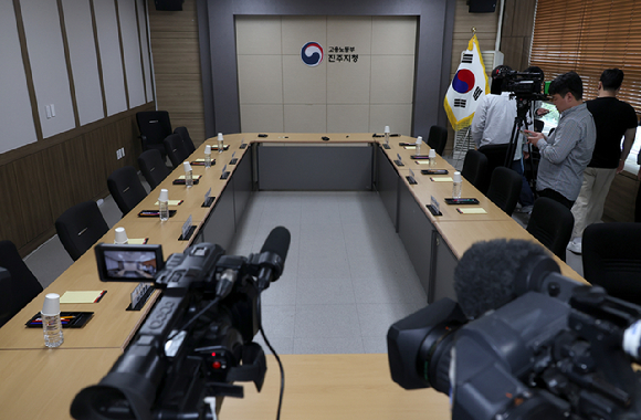 민주노총 공공운수노조 화물연대본부와 BGF로지스가 교섭 끝에 잠정 합의하기로 한 29일 오후 조인식이 지연돼 경남 진주시 고용노동부 진주지청 회의실에 취재진이 대기하고 있다. [사진=연합뉴스]