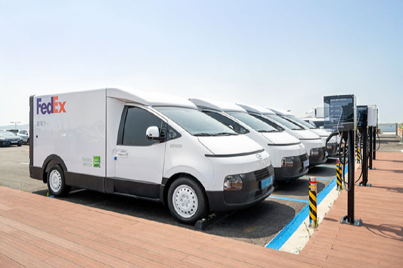 페덱스가 7월 초 현대자동차의 전기 화물차 ST1 13대를 추가 배치하며 전기차 운행을 확대했다. [사진=페덱스]