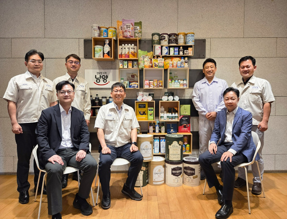 남양유업 식품기술사(상단 왼쪽부터 장창원 세종공장 품질보증부문장, 원종은 천안공장 품질보증팀장, 송대영 세종공장 생산팀장, 이재구 세종공장 품질보증팀장, 하단 왼쪽부터 서경민 중앙연구소장, 최원호 나주공장장, 조영훈 식품안전센터장) [사진=남양유업]
