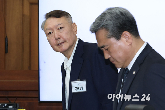윤석열 전 대통령이 26일 서울 서초구 서울중앙지법에서 열린 특수공무집행방해, 직권남용 권리행사방해 등 혐의 사건 첫 공판에 출석하고 있다. [사진=사진공동취재단]