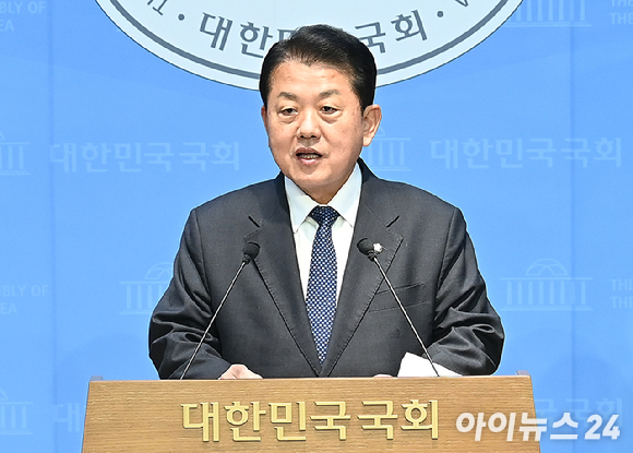 김병주 더불어민주당 의원이 5일 서울 여의도 국회 소통관에서 경기도지사 출마선언 기자회견을 하고 있다. [사진=곽영래 기자]