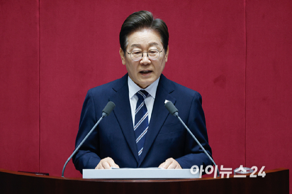 이재명 대통령이 26일 오전 서울 여의도 국회에서 열린 제426회국회(임시회) 제2차 본회의에서 2025년도 제2회 추가경정예산안에 대한 정부의 시정연설을 하고 있다. [사진=국회사진기자단]