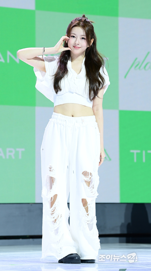 그룹 앳하트 봄이 13일 오후 서울 한남동 블루스퀘어에서 열린 앳하트(AtHeart) 첫 번째 EP '플롯 트위스트'(Plot Twist) 미디어 쇼케이스에 참석하고 있다. [사진=정소희 기자]