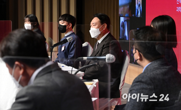 윤석열 국민의힘 대선 후보가 8일 오전 서울 강남구 역삼동 한국과학기술회관 신관에서 열린 '과학기술이 대한민국의 미래를 바꿉니다' 정책토론회에 참석해 발언을 하고 있다. [사진=김성진 기자]