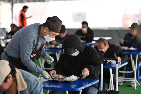 윤석열 대통령 당선인이 30일 서울 명동성당 내 무료 급식소인 명동밥집을 찾아 배식 봉사활동을 하고 있다. [사진=당선인 대변인실]