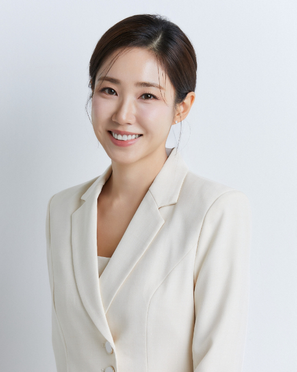 방송인 최희가 큐브엔터테인먼트와 전속계약을 체결했다. [사진=큐브엔터테인먼트 ]