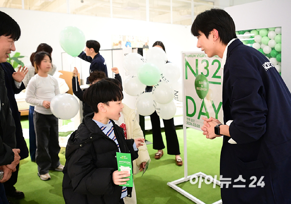 프리미엄 비건 매트리스 N32가 3월 2일 첫 'N32 데이' 행사를 개최했다. 2일 경기도 용인 기흥구 고매동 리빙파워센터 내 N32 스튜디오 기흥점에서 방문객들이 'N32 데이' 럭키드로우 행사를 즐기고 있다. [사진=정소희 기자]