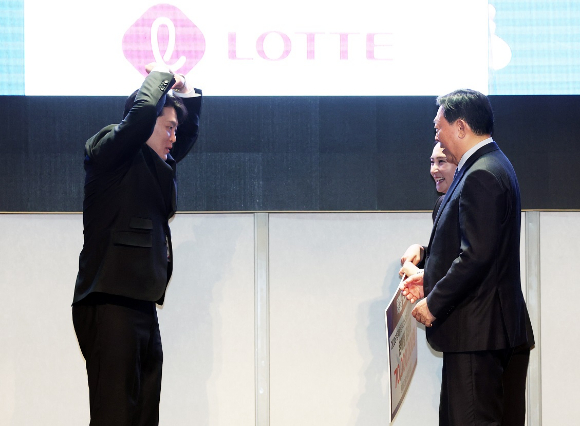 19일 서울 송파구 시그니엘 서울에서 열린 2026 동계올림픽 대한민국 스키&middot;스노보드대표단 격려 행사에서 신동빈 롯데그룹 회장이 특별영상을 보던 중 눈가를 만지고 있다. 2026.3.19 [사진=연합뉴스]