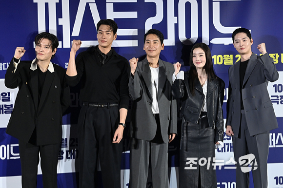 배우 강하늘, 김영광, 남대중 감독, 배우 한선화, 강영석이 25일 서울 용산구 CGV 용산아이파크몰점에서 열린 영화 '퍼스트 라이드'(감독 남대중) 제작보고회에 참석해 포즈를 취하고 있다. [사진=문수지 기자]