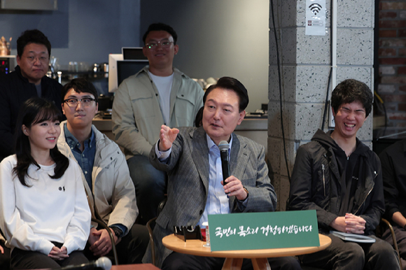 윤석열 대통령이 1일 서울 마포구 한 카페에서 열린 제21차 비상경제민생회의에서 발언하고 있다. 이날 회의에는 주부, 회사원, 소상공인 등 다양한 직업과 연령대의 국민 60여 명이 참석했다. 2023.11.01. [사진=대통령실]