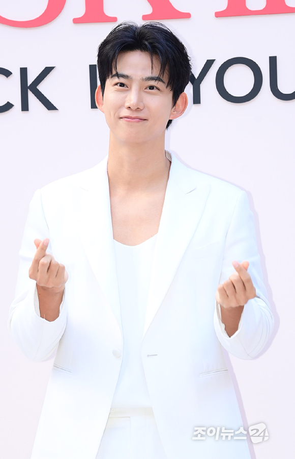 2PM 옥택연이 3일 오후 서울 성동구 성수동 앤더슨씨에서 열린 SK-II 팝업스토어 오픈 기념 포토 행사에 참석하고 있다. [사진=정소희 기자]
