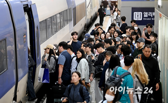 추석 연휴를 하루 앞둔 23일 오전 서울 용산역을 찾은 시민들이 고향으로 향하는 기차를 탑승하고 있다. [사진=곽영래 기자]
