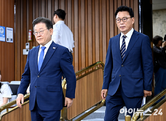 이재명 대표와 박광온 원내대표가 5일 국회에서 열린 당 확대간부회의에 참석하고 있다. [사진=곽영래 기자]