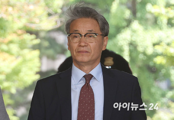 김건희(파면된 전직 대통령 윤석열의 아내)씨에게 디올백을 전달한 혐의로 기소된 최재영 목사가 26일 오후 서울 서초구 서울중앙지방법원에서 열린 1심 선고공판에 출석하고 있다. [사진=사진공동취재단]