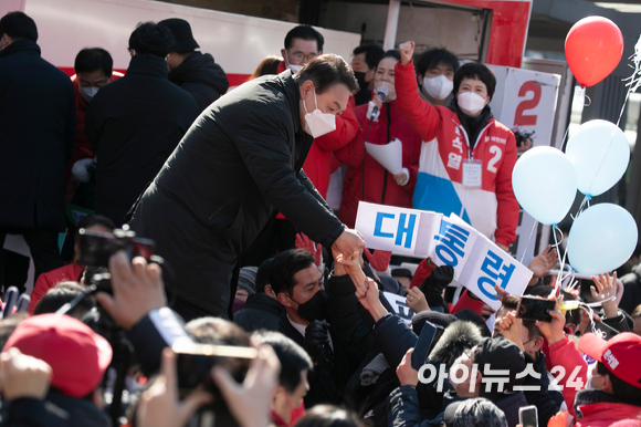 윤석열 국민의힘 대선 후보가 17일 오후 경기도 성남시 야탑역 앞에서 열린 '부패 없는 성남! 공정한 대한민국!' 거리 유세에서 지지자들과 인사하고 있다. [사진=국회사진취재단]