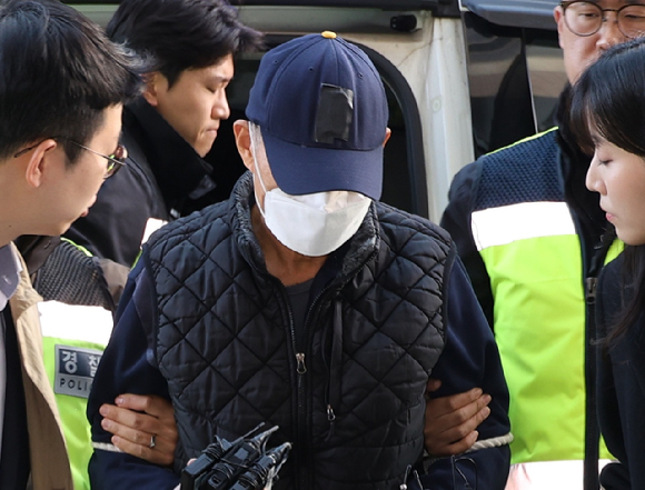 전통시장에서 돌진 사고를 내 2명을 숨지게 하고 19명을 다치게 한 60대 트럭 운전자가 15일 오후 구속 전 피의자 심문(영장실질심사)이 열리는 인천지법에 들어서고 있다. 2025.11.15 [사진=연합뉴스]