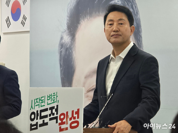 오세훈 국민의힘 서울시장 후보가 28일 서울 종로구 선거사무소에서 열린 기자회견에서 기자의 질문을 듣고 있다. [사진=김한빈 기자 ]