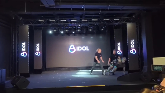 휴머노이드 '에이돌'이 11일(현지시간) 모스크바에서 열린 발표회 도중 균형을 잃고 넘어지고 있다. [사진=Memology101 유튜브 캡처]