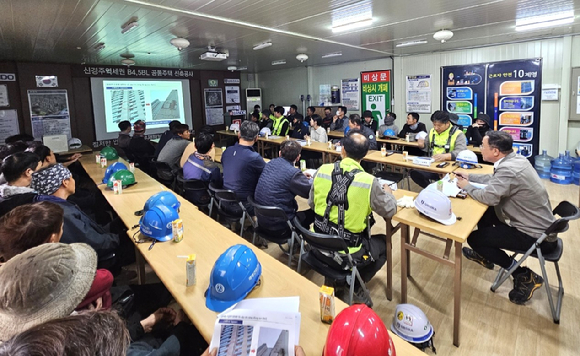 반도건설이 지난 10일 외국인 근로자를 대상으로 품질시공·안전 교육을 진행하고 있다. [사진=반도건설]