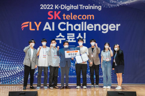 사진은 최근 진행한 AI 교육에 참가한 협력사 직원들의 학습 모습 [사진=KT]