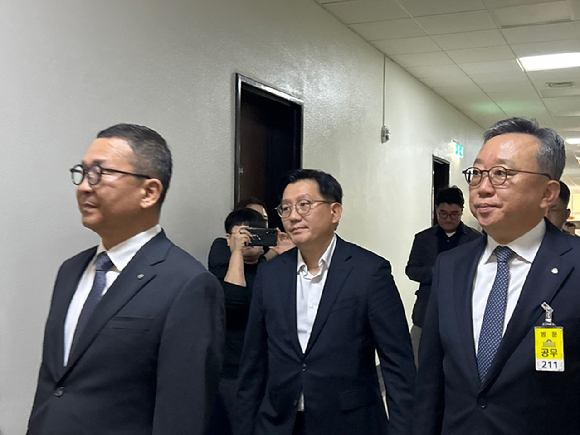 정상혁 신한은행장(오른쪽)이 19일 오후 국회 정무위원회 국정감사에 증인으로 출석하고 있다.[사진=도수화 기자] 