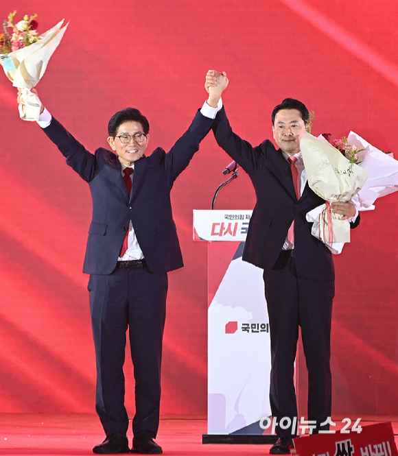 국민의힘 당 대표 결선 진출자 김문수, 장동혁 후보가 22일 오후 청주 오스코에서 열린 제6차 전당대회에서 기념촬영을 하고 있다. [사진=곽영래 기자]